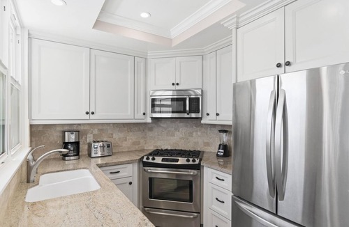 West Newport Condo | Charming Upper-Level Ocean View Beach House, Prime Peninsula Location!