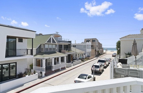 West Newport Condo | Charming Upper-Level Ocean View Beach House, Prime Peninsula Location!