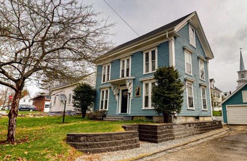 Bucksport House | Charming upstairs duplex with fast WiFi, partial AC, & walkable location