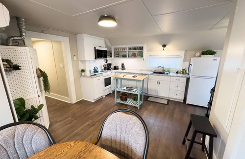 York House | Charming Upstairs Historic Downtown 1BR | Near WWU