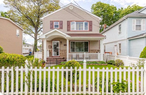 Hempstead Apartment | Charming Urban3-bedroom apartment in Hempstead with WiFi and AC