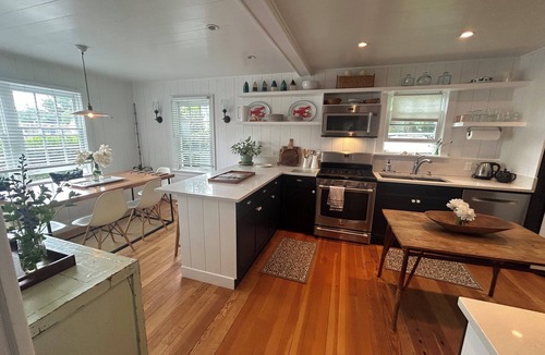 The Heights House | Charming 3 Bed/2.5 Bath Cottage In Historic Shelter Island Heights Walk to Ferry