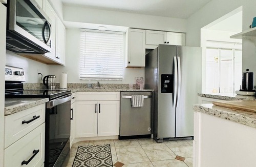 Yacht Club House | Charming Vacation Home in Cape Coral – Perfect Location in the Yacht Club Area
