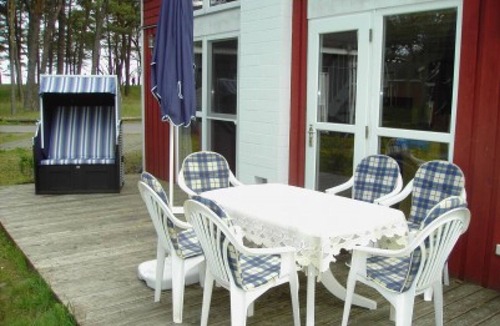 Gohren House | Charming vacation home Hus Utkiek 226 in Baabe. Pure relaxation in the sauna or hot tub. Seasonal beach chair for relaxing days at the beach. Insect screens for carefree summer evenings