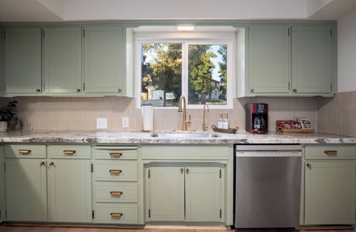 Springville House | Charming vacation rental steps away from River Island Golf Course
