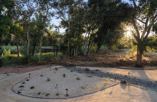 Springville House | Charming vacation rental steps away from River Island Golf Course