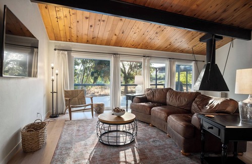 Springville House | Charming vacation rental steps away from River Island Golf Course