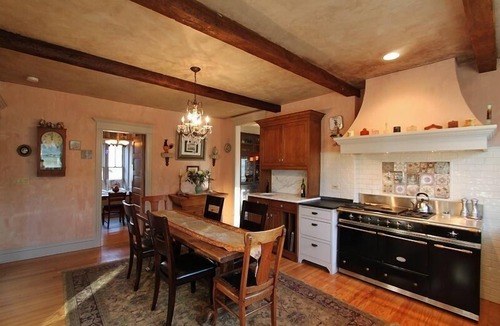 Glen Ellyn House | Charming Victorian Farm house with large eat in kitchen in Historic Glen Ellyn.