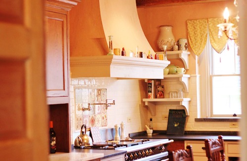 Glen Ellyn House | Charming Victorian Farm house with large eat in kitchen in Historic Glen Ellyn.