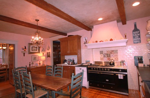 Glen Ellyn House | Charming Victorian Farm house with large eat in kitchen in Historic Glen Ellyn.