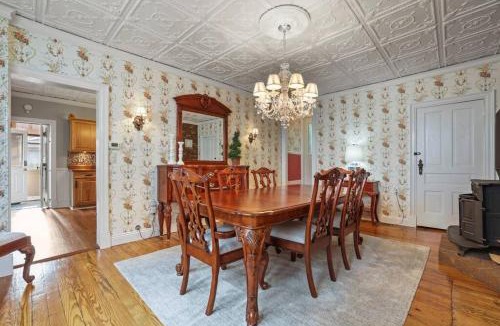 Lancaster House | Charming Victorian Home - 2 minutes to downtown