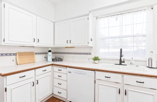 Lewiston House | Charming Victorian Retreat Near College & Hospital