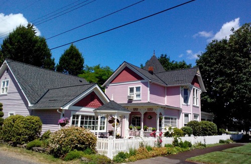 Junction City Cottage | Charming victorian carriage house
