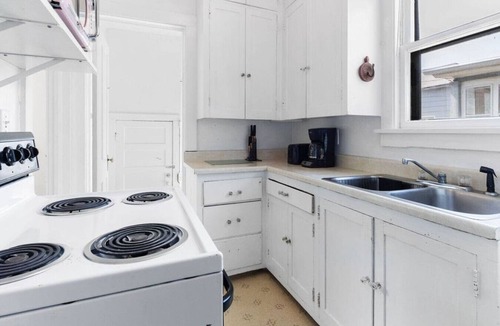 Sioux Falls House | Charming Victorian | Central, 2 bed, Sun room