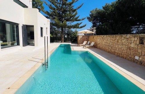 Siesta Ski Chalet | Charming Villa Walking Distance to the sea
