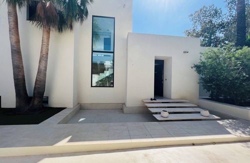 Siesta Ski Chalet | Charming Villa Walking Distance to the sea