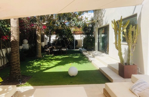 Siesta Ski Chalet | Charming Villa Walking Distance to the sea