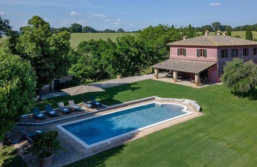 Buonconvento Villa | Charming villa with swimming pool and private garden, located near the town of Buonconvento, in ...