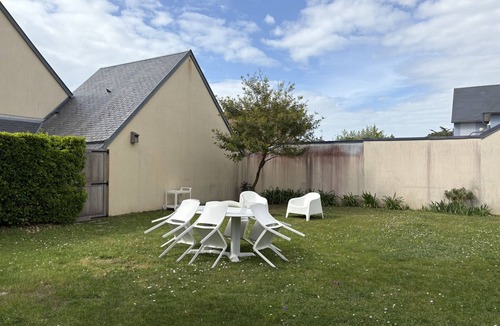 Jullouville House | Charming Villa with Garden, Steps to Beach, Near Town, Free WiFi