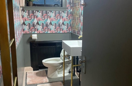 Warren Apartment | Charming Vintage 2-bedroom flat in wonderful downtown Warren with Wi-Fi, AC,