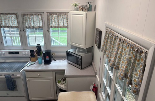 Douglas Cottage | Charming Vintage Cottage - Across the street from lake Michigan, A/C and heat