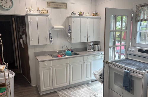 Douglas Cottage | Charming Vintage Cottage - Across the street from lake Michigan, A/C and heat