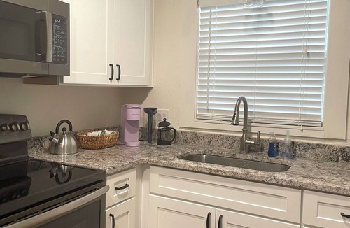 Thornton Park Apartment | Charming Walkable Attic Bungalow near Lake Eola with Full Kitchen