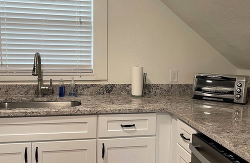 Thornton Park Apartment | Charming Walkable Attic Bungalow near Lake Eola with Full Kitchen