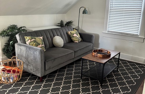 Thornton Park Apartment | Charming Walkable Attic Bungalow near Lake Eola with Full Kitchen