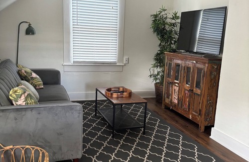 Thornton Park Apartment | Charming Walkable Attic Bungalow near Lake Eola with Full Kitchen