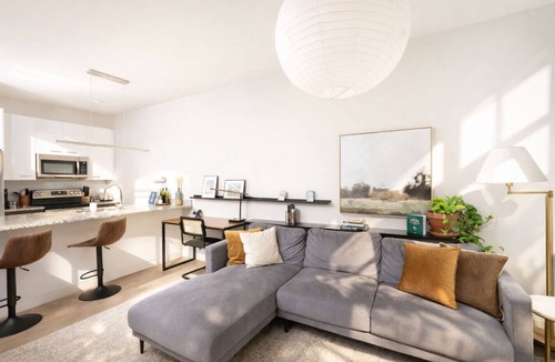 Fifth Ward Apartment | Charming Walker`s Point Apt with Balcony | Sleeps 4