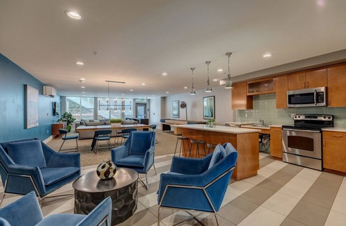 Wallingford Apartment | Charming Wallingford Jr 1BR w/Shuffleboard, nr Shops, by Blueground