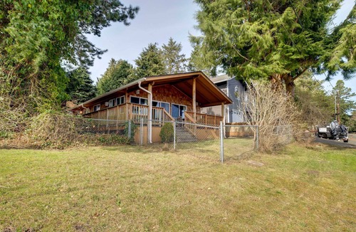 Sunset Beach Cottage | Charming Warrenton Cottage w/Deck < 1 Mi to Beach