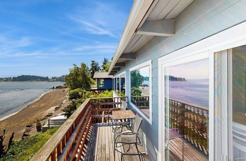 Bainbridge Island House | Charming waterfront home with furnished deck & beach access