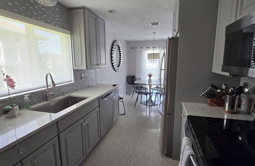 Palmetto House | Charming Water Front 2-Bedroom Home in quaint Palmetto FL.