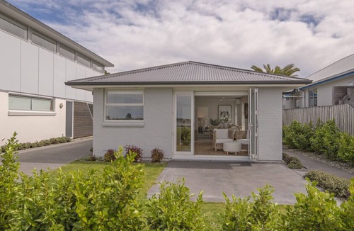 Christchurch House | Charming Waterfront Retreat Redcliffs