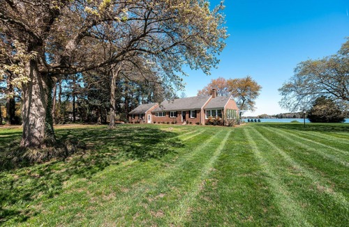 Royal Oak House | Charming, Waterfront 2-bedroom house Royal Oak