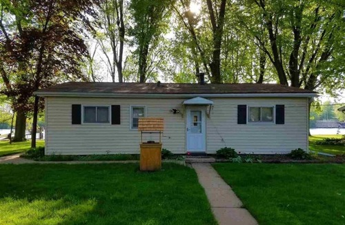Fremont Cottage | Charming Waterfront 3-Bdrm. Cottage on Wolf River with Private Dock. Fremont, WI