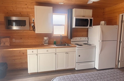 Republic Cabin | Charming Waterfront Cabin on the Lake at Tiffanys Resort on Curlew Lake