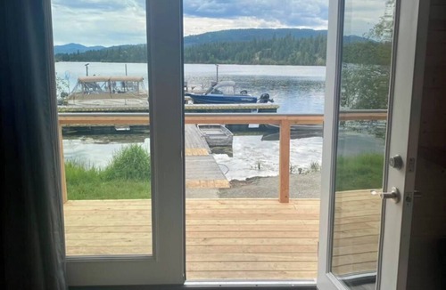 Republic Cabin | Charming Waterfront Cabin on the Lake at Tiffanys Resort on Curlew Lake