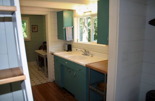 Mapleton Cottage | Charming waterfront cottage with fireplace and deep water dock