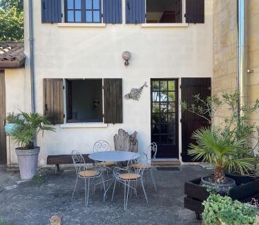 Blaye Intercommunalite House | Charming waterfront cottage