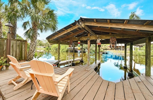 East Naples Apartment | Charming Waterfront Efficiency- only 2 miles to Olde Naples!