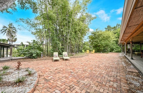 East Naples Apartment | Charming Waterfront Efficiency- only 2 miles to Olde Naples!