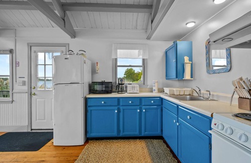 Eastham Cottage | Charming Waterfront Escape Along the Cove