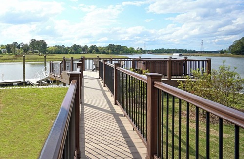 Suffolk Hotel | Charming waterfront hotel in serene Suffolk with WiFi, AC