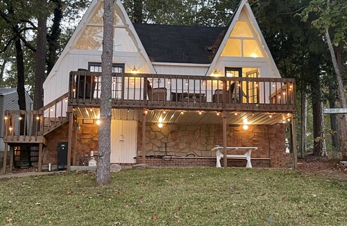 Fackler House | Charming waterfront lake house located on Lake Guntersville in Hollywood, AL