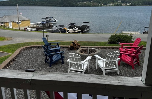 Laconia House | Charming waterfront getaway on Lake Winnisquam!