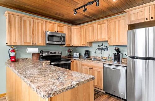 Two Harbors House | Charming waterfront Lakehome