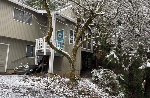 Bolton House | Charming West Linn 4-bedroom house a block from Williamette River